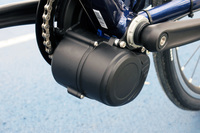 電動アシストモーターはクランク軸の下に搭載。円筒形のバッテリー同様、非常にスマートに取り付けられており、ガッカリするような後付け感はない。