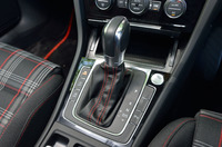 今回のテスト車は、6段AT(DSG)仕様。シフトレバーの左奥に、走行モードの切り替えスイッチがレイアウトされる。