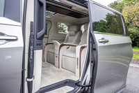 アルミ製スライドドアの開閉に合わせて自動で展開/格納するユニバーサルステップの高さは地面から235mm、ステップは同385mm、フロア面は同450mmとなっている。乗降性に配慮したアシストグリップや傘立ても備わる。