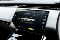 「レンジローバー」ファミリーとして必須の渡河推進能力は82cmを確保。サーキット走行にも対応する高性能SUVはほかにもあるが、こうした能力と両立しているのは「レンジローバー・スポーツSV」だけだろう。