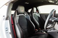 今回の試乗車は、いずれも上級グレード「RZ“ハイパフォーマンス”」であり、パーフォレーション付きのスエード調素材「ブランノーブ」と合成皮革のコンビシートが装備されていた。
