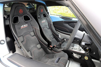 高いホールド性を持つカーボン製のスポーツシート。表皮には、アルカンターラとレザーのコンビ(写真)や、フルレザー、タータンチェックのファブリックとレザーのコンビが用意される。