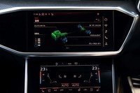 エンジンオイルや冷却水に加えて、センタースクリーンを介してデフオイルとATフルード、ブレーキローターの温度も管理できるようになっている。