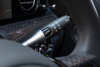 シフトセレクターに備わる「LOW」スイッチ。標準モデルにはない装備で、これを押すとエキゾーストサウンドが高まり、パワーユニットの制御もパフォーマンス優先に切り替わる。