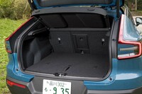 荷室の容量は413リッター。クーペボディーのため、テールゲートはかなり前方からガバッと開く。