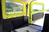 ラゲッジルームの容量は352リッター。左右の壁に全10カ所のユーティリティーナットを設けたり、リアシートを倒した際に邪魔にならないようシートベルトを脱着式としたりするなど、利便性の向上が図られている。