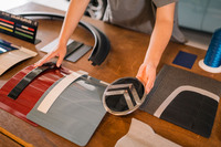 「正円でなく、戦前のシトロエン車で使っていたようなオーバル型のエンブレムは、シトロエンの100周年を記念して発表された電気自動車『19_19コンセプト』で“復活”させたデザインテーマです。オーバルは斜めの面に置くと丸に見えてしまうので、垂直に配置しています」と説明する。