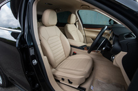 「ファーストエディション」に装備されるプレミアムレザーシート。前席には、8wayのメモリー機能付き電動調整機構やシートヒーターが採用されている。