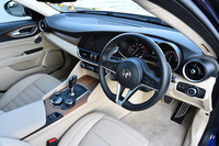 「スーパー」にはプレミアムレザーシートが標準で装着される。インパネやセンターコンソールに張られたウッドパネルが上質さを演出する。