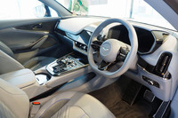 「DBX S」のインストゥルメントパネル。ステアリングの応答性を5%向上させたという。