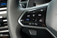 ステアリングホイールには専用の「Rボタン」を装備。ハンドルから手を離さずに、ワンタッチでドライブモードの切り替えが可能だ。