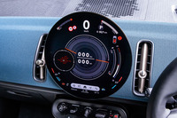 ダッシュボード中央部に配置されるタッチ機能付きの9.4インチOLEDディスプレイ「インタラクションユニット」。写真は「Go-Kart」モードを選択した様子。