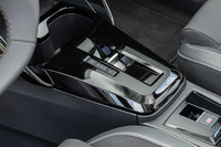 シフトセレクターはグループ内で広く使われるトグルスイッチ式。「ë-C4」ではボタン操作で回生ブレーキが強まる「B」にシフトするが、「ë-C3」では強い回生ブレーキがデフォルトのため、「C(クルーズ)」に切り替えることになる。