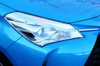 1灯でハイビームとロービームを切り替えられる「Bi-Beam LEDヘッドランプ」(一部グレードを除きオプション設定)。車両の姿勢変化に対して照射軸を一定に保つオートレベリング機能も備わる。