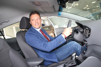 「積極的に試乗を勧めています」と語る、ヒュンダイ販売店のマッシモ社長。