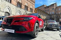 気がつけば後方に、イタリア高速警察隊の1961年「アルファ・ロメオ・ジュリエッタTI 1.3」が。