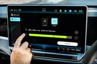 電動パワートレインの制御は「Hybrid」と「E-MODE」の2種類で、Hybrid選択時に「手動制御」ボタンを押すと、キープしておきたいバッテリーの残量を任意で設定できる。