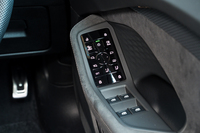 ドアミラーやロック/アンロック、ライト類のコントローラーは運転席側のドアアームレストにタッチスイッチとして集約。大開きにしたドアを閉めるときにここを握るかどうか迷うところだ。