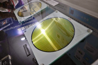 デンソーは8インチのSiCウエハーなど、現在開発中の半導体関連技術も展示していた。インバーターそのものだけでなく、インバーター向けのSiCパワー半導体まで自製でまかなえるのがデンソーの強みなのだ。