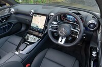縦型の11.9インチセンタースクリーンが目を引くダッシュボード。運転以外の操作はほとんどタッチ操作で完結するようになっている。