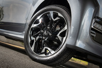 タイヤサイズは155/65R14が主で、「カスタム」のターボ車のみ、写真の15インチアルミホイールと165/55R15サイズのタイヤの組み合わせとなる。