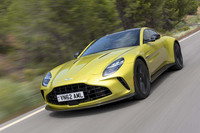 車体の前後重量配分は、理想的といわれる50:50を実現。6軸で車両の動きと加速度をセンシングするVDCや、トルクベクタリング機能と相まって、ダイナミックかつ安定的な味わわせてくれる。足まわりは、フロントがダブルウイッシュボーンでリアがマルチリンク。