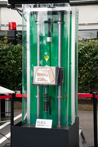 「エンデュラプロ」に100kgの重りを落下させるデモンストレーション。フルバンプしても重りを跳ね返さないので、グラス内の水が跳ねたりこぼれたりすることはない。