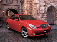 2001年「トヨタ・ヴェロッサ」。「ランチア・テージス」などのイタリアのベルリーナ(セダン)を表層的になぞったスタイリングを持つ。