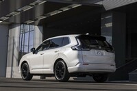 ホンダの新型燃料電池車「CR-V e:FCEV」。FCスタックで電気を生成して走るほか、容量17.7kWhのバッテリーも搭載しており、外部から充電した電気によるEV走行も可能となっている。
