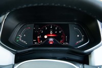 メーターパネルは液晶表示式。両端の水温系と燃料系もC字型になっているのが面白い。