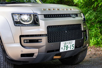 空気の流入量を増やすための専用グリルや、カッパーのけん引フックが目を引く「オクタ」のフロントフェイス。ボディー下部にはグラファイト仕上げとなるアルミニウム合金製のアンダーボディープロテクションが備わる。