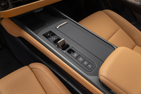 センターコンソールにはシフトセレクターをはじめとした運転のにまつわるスイッチが一直線に並ぶ。周囲のマットな質感のパネルとも相まって、落ち着いた雰囲気を生み出している。