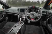 ルーフライナーまで黒で統一された内装色と、各所に施された赤いアクセントが目を引くインテリア。仏アルカミスのオーディオを備えるなど、快適装備も充実している。