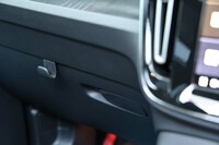 グラブボックスのリッドには収納式の荷掛けフックが備わる。シンプルながら、あると便利な装備である。