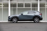 ボディーのスリーサイズは全長×全幅×全高=4395×1795×1540mmで、ホイールベースは2655mm。全長と全幅は「CX-3」と「CX-5」の間にぴたりと収まるサイズだ。