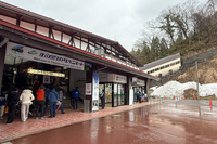 立山黒部アルペンルートの富山側の玄関口となる立山駅。後ろには立山ケーブルカーが登る急坂が見える。