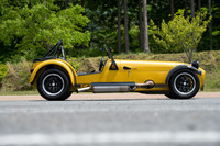 1957年にロータスが発表した軽量スポーツカーを起源とする「ケータハム・セブン」。エンジンや、ささやかな電装類は時代に応じて進化しているが、パイプフレームにアルミパネルをかぶせるシンプルなクルマづくりは当時のままだ。