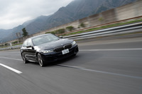 動力性能については、0-100km/h加速が3.8秒。最高速はリミッターで250km/hに制限されている(いずれも欧州仕様)。