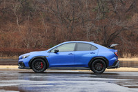 「S210」プロトタイプのボディーサイズは全長×全幅×全高=4690×1845×1465mm、ホイールベース=2675mm。ボディーカラーは写真の「WRブルー・パール」と50台限定の「サンライズイエロー」を含む全5色の展開を予定している。