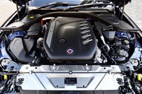 フロントに縦置きされる3リッター直6ディーゼルは、2基のターボチャージャーを装備。1750rpmから730N・mもの豊かなトルクを発生する。