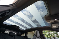 オプションで用意される「スマートパノラマガラスルーフ」。ポリマー分散液晶(PDLC)技術を用いたもので、ボタン操作で透過/不透過を切り替えたり、部分的に光を取り入れたりといった操作が可能だ。