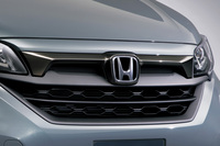 ブラッククロームメッキが採用された「フリード クロスター ブラックスタイル」のフロントグリルガーニッシュ。