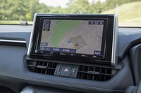「RAV4」はエントリーグレード(ガソリンのFF車)が260万8200円と、間口の広い価格設定。オプション装備は数多くラインナップされている。写真の9インチの「T-Connectナビ」の価格は23万9760円。