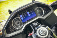 長大なメーターパネルの中央に装備される、7インチのTFT液晶ディスプレイ。各種インフォテインメント機能に加え、トルクコントロールのON/OFFや、プリロードアジャストなどのセッティングなどもここで行う。