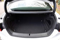 荷室容量450リッター、奥行き1079mm、幅1000mmのラゲッジスペース(数値は欧州仕様車のもの)。後席の背もたれには40:20:40の分割可倒機構が備わっている。