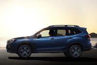 ホイールベースの外側、ボディーの端の端に備わるランプ類は、クルマの性能という観点からすると「あまり重くしてほしくない」という。