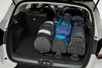 荷室の容量は最大1235リッター。写真はゴルフバッグを3つ縦に積んだ様子。