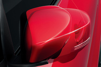 LEDサイドターンランプ付き電動格納式リモコンドアミラーが装備される。