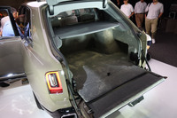 バックドアは上下に開く2分割式となっている。