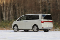 「デリカD:5」にはFFベースの電子制御式4WDシステムが搭載されており、状況に応じて「2WD」「4WDオート」「4WDロック」の3種類から走行モードを選択できる。